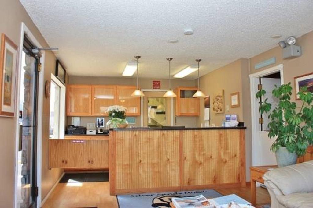 Silver Sands Motel